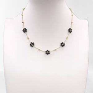 Un collier bijoux avec des perles noires et dorées en acier inoxydable.