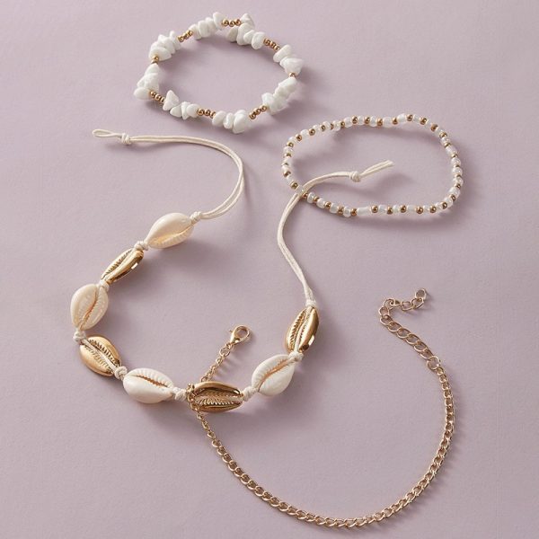 Un ensemble de bracelets chaine de cheville coquillage avec des coquillages dessus.