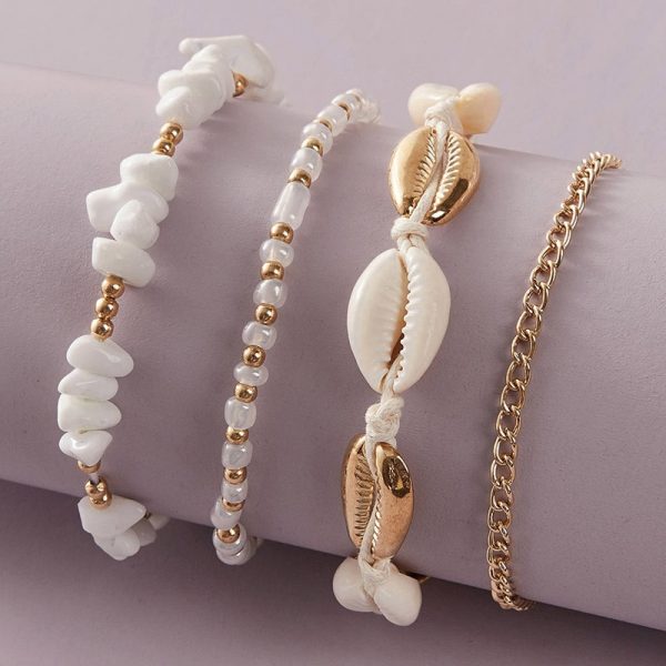 Un ensemble de bracelet chaine de cheville coquillage blanc et or avec coquillages.