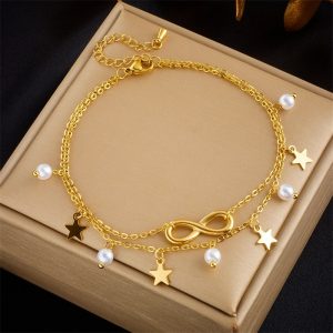 Un bracelet de cheville en or, acier inoxydable, perle bohème, orné d'étoiles et de perles.