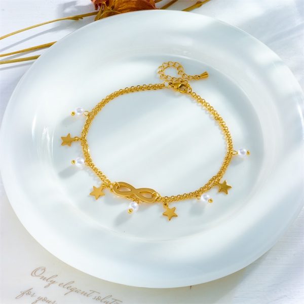 Un bracelet de cheville en acier inoxydable perle bohème avec des étoiles et des perles sur une plaque.