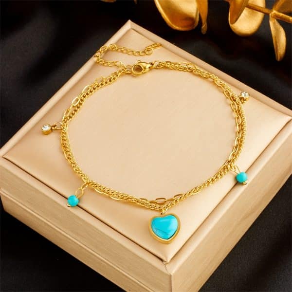 Un bracelet de cheville pendentif Bleu turquoise en or avec des pierres turquoise.
