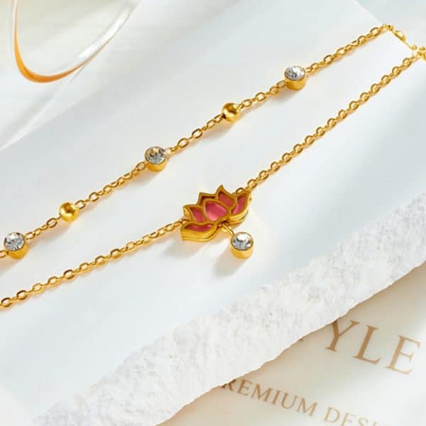 Un bracelet de cheville lotus en acier avec une fleur de lotus dessus.