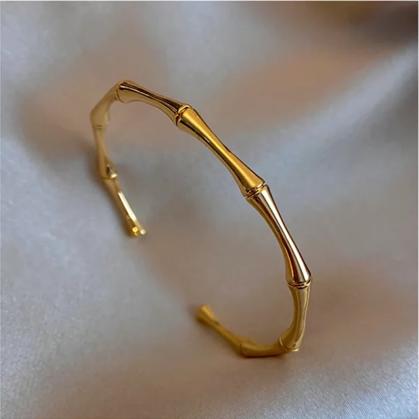Un bracelet manchette plaqué or avec un motif bambou.