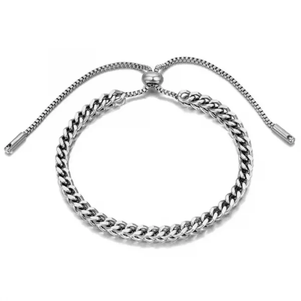 Un bracelet en argent avec une chaîne et un fermoir.