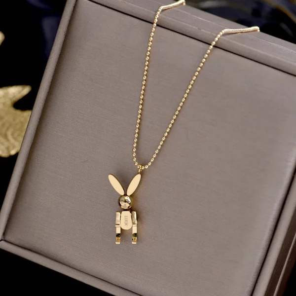 Un Collier 45cm Acier inoxydable pendentif lapin posé sur une boîte.