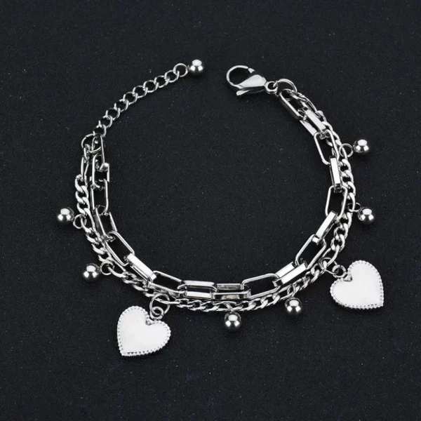 Un bracelet cœur acier inoxydable femme breloque avec trois charms en acier inoxydable.