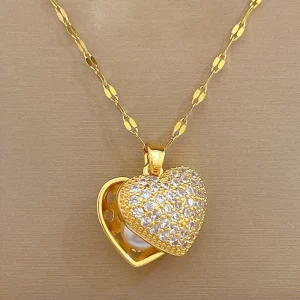 Un coeur en or avec une perle à l'intérieur.