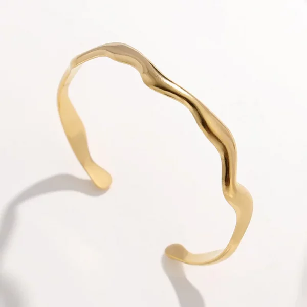 Un bracelet jonc en acier inoxydable pour femme en zigzag.