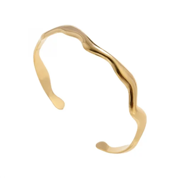 Un bracelet manchette en or au design ondulé.
