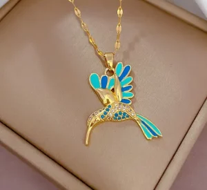 Un collier colibri en acier sur une boîte.