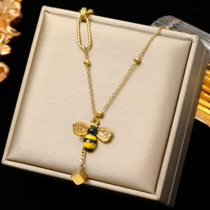 Un collier abeille en or dans une boîte cadeau.