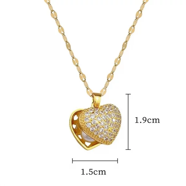 Un collier en acier inoxydable pour femme, cœur perlé avec des diamants.