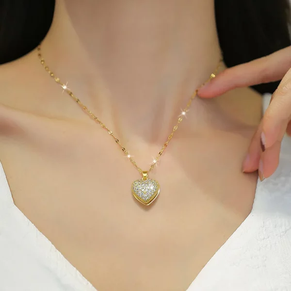Une femme portant un collier en acier inoxydable femme cœur perlé.