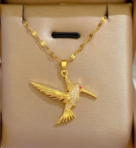 Un collier bijoux colibri en acier inoxydable en forme de colibri dans une boîte cadeau.