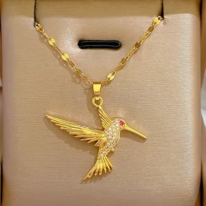 Un collier bijoux colibri en acier inoxydable en forme de colibri dans une boîte cadeau.