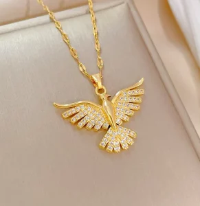 Un collier en acier inoxydable aigle femme dans une boîte.
