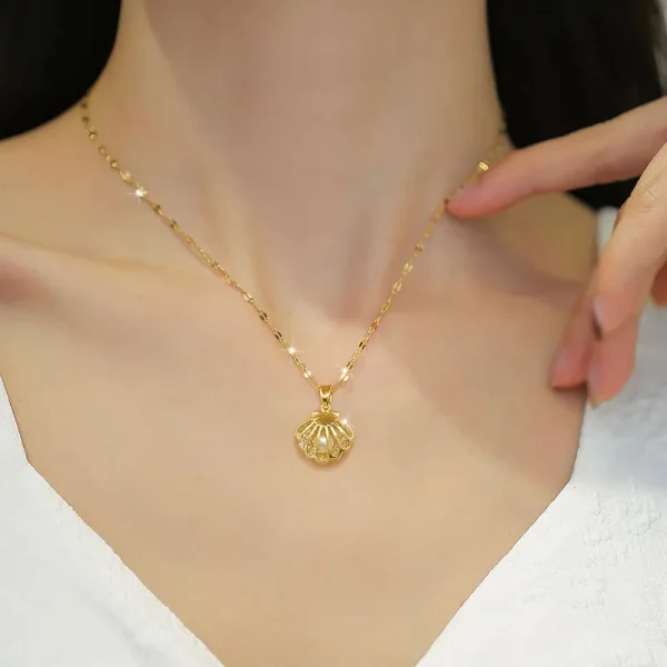 Une femme portant un collier collier perle huitre en acier inoxydable.