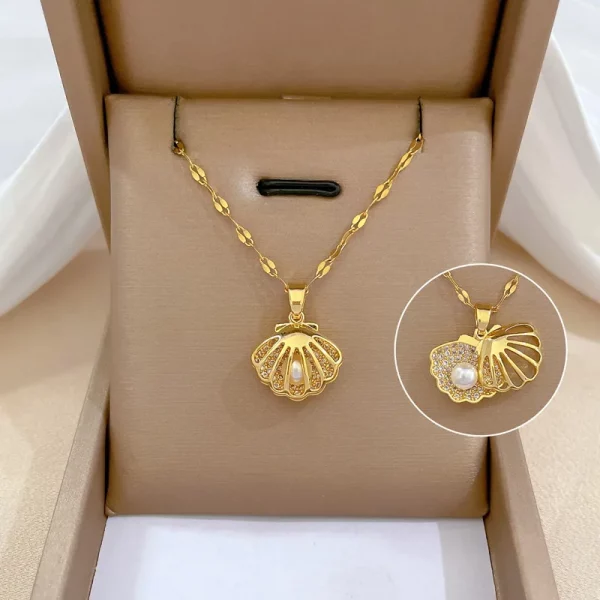 Un collier perle huitre en acier inoxydable dans une boîte contenant une perle.