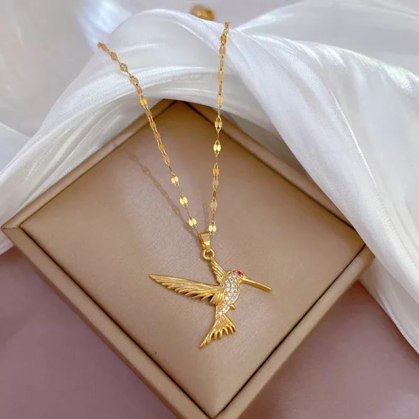 Un collier bijoux colibri en acier inoxydable dans une boîte cadeau.