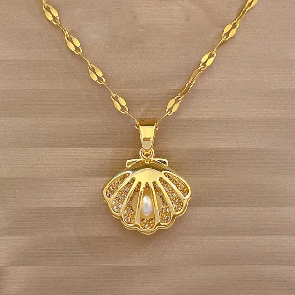 Un collier en or avec un pendentif coquillage.