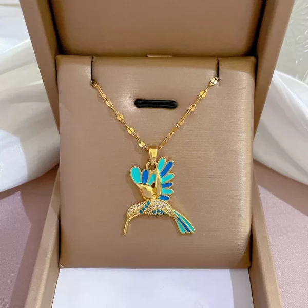 Description : Un magnifique collier acier inoxydable doré colibri bleu dans une boîte cadeau.