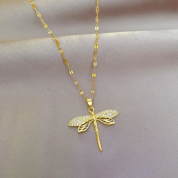 Un collier libellule en acier inoxydable doré avec des diamants.