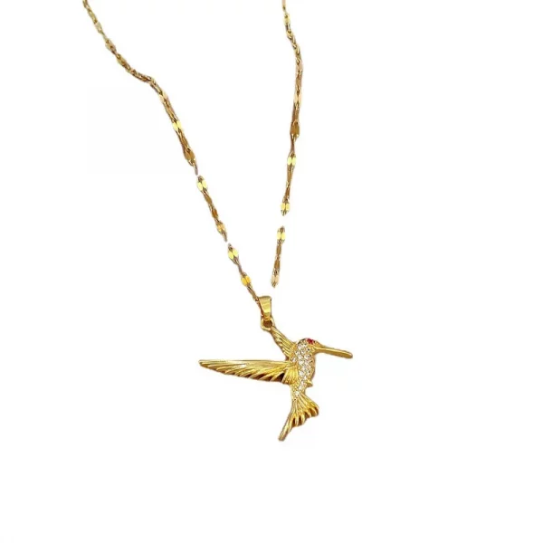 Un collier bijoux colibri en acier inoxydable avec un pendentif colibri doré.