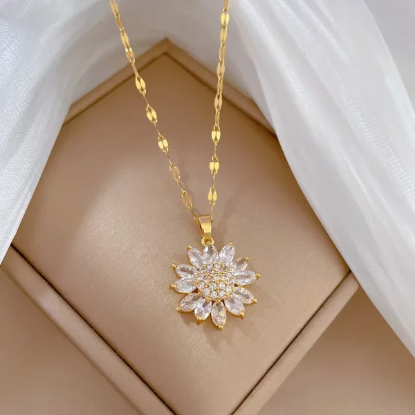 Un collier Collier fleur blanche perlé en acier inoxydable doré avec un pendentif fleur blanche.