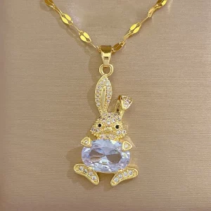 Un collier en or avec un lapin dessus.