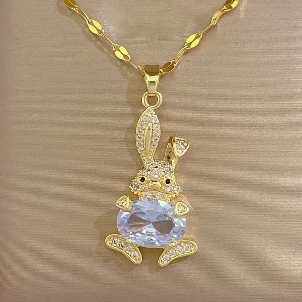 Un collier en or avec un lapin dessus.