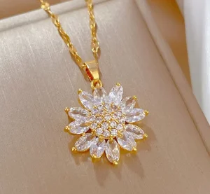Un collier en acier inoxydable avec une fleur blanche.