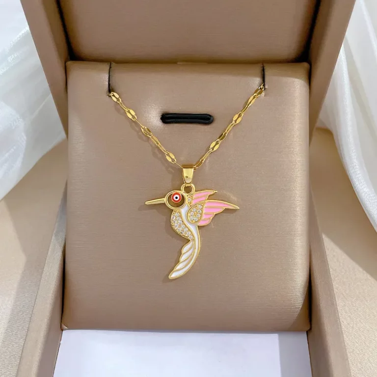 A Collier colibri aile rose en acier inoxydable doré necklace.