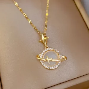Un collier en acier inoxydable plaqué or avec une étoile dessus.