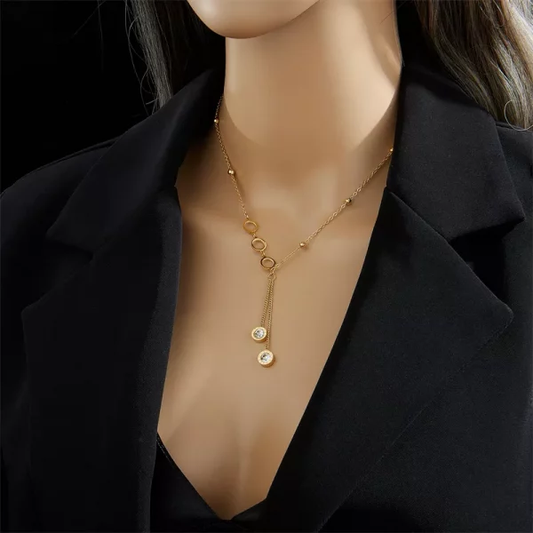 Un mannequin portant un collier en or acier inoxydable double pendentif romain.