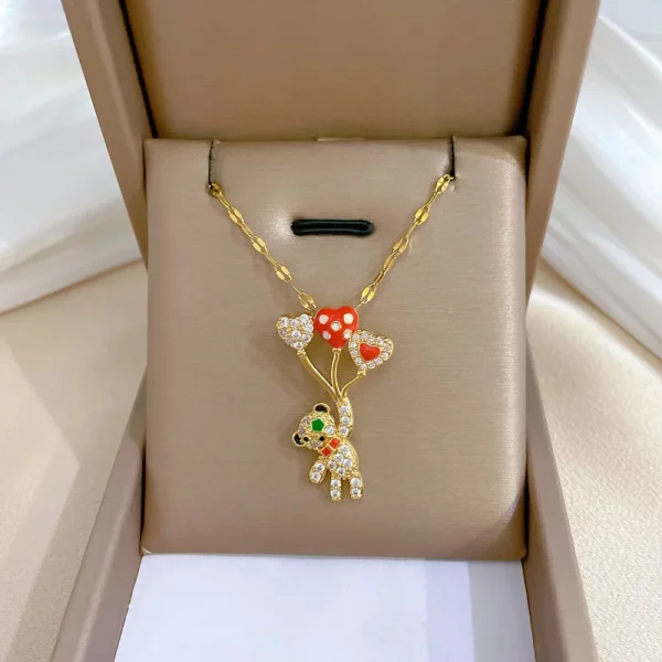 Un collier Ours Amoureux en Acier avec un cœur et une girafe.