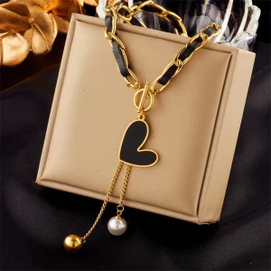 Un collier noir et doré avec un pendentif en forme de cœur.