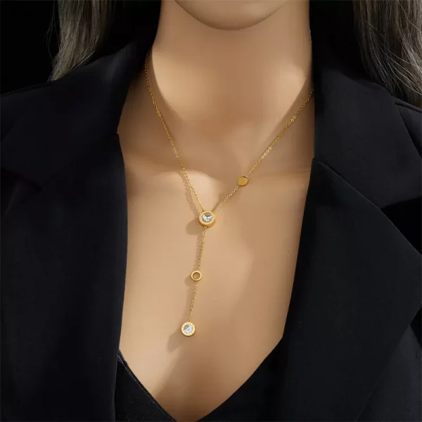 Une femme portant un collier en acier inoxydable femme doré médaillon.