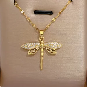 Un collier libellule en or dans une boîte cadeau.