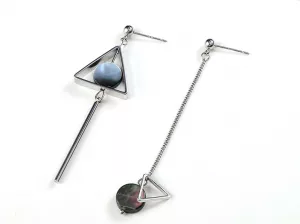 Une paire de boucles d'oreilles asymétrique avec un triangle et une pierre.