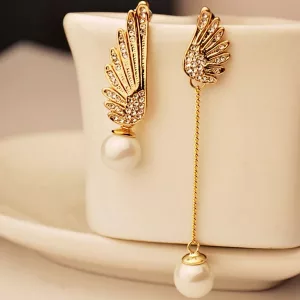 Une paire de boucles d'oreilles asymétrique en or avec ailes et diamants.