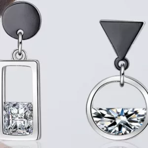La boucle d'oreille pendante asymétrique rond rectangle associe un rond et un rectangle tenant une pierre précieuse carrée sur une boucle d'oreille, tandis que l'autre combine un triangle et un cercle avec une pierre précieuse ronde à moitié exposée.