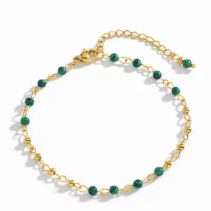 Bracelet EMA - perles vertes maille fine en acier inoxydable, avec perles vertes et fermoir ajustable à chaîne d'extension, présenté sur fond blanc.