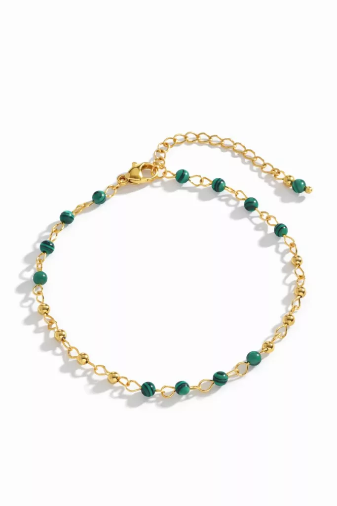 Bracelet EMA - perles vertes maille fine en acier inoxydable, avec perles vertes et fermoir ajustable à chaîne d'extension, présenté sur fond blanc.