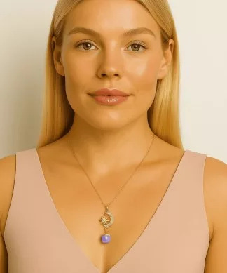 https://i0.wp.com/collierrasducou.com/wp-content/uploads/2025/08/Collier-dore-lune-etoile-et-pierre-violette-%E2%80%93-bijou-mystique-et-raffine-pour-femme-spirituelle-et-elegante.png?resize=324%2C389&ssl=1&utm_source=chatgpt.com