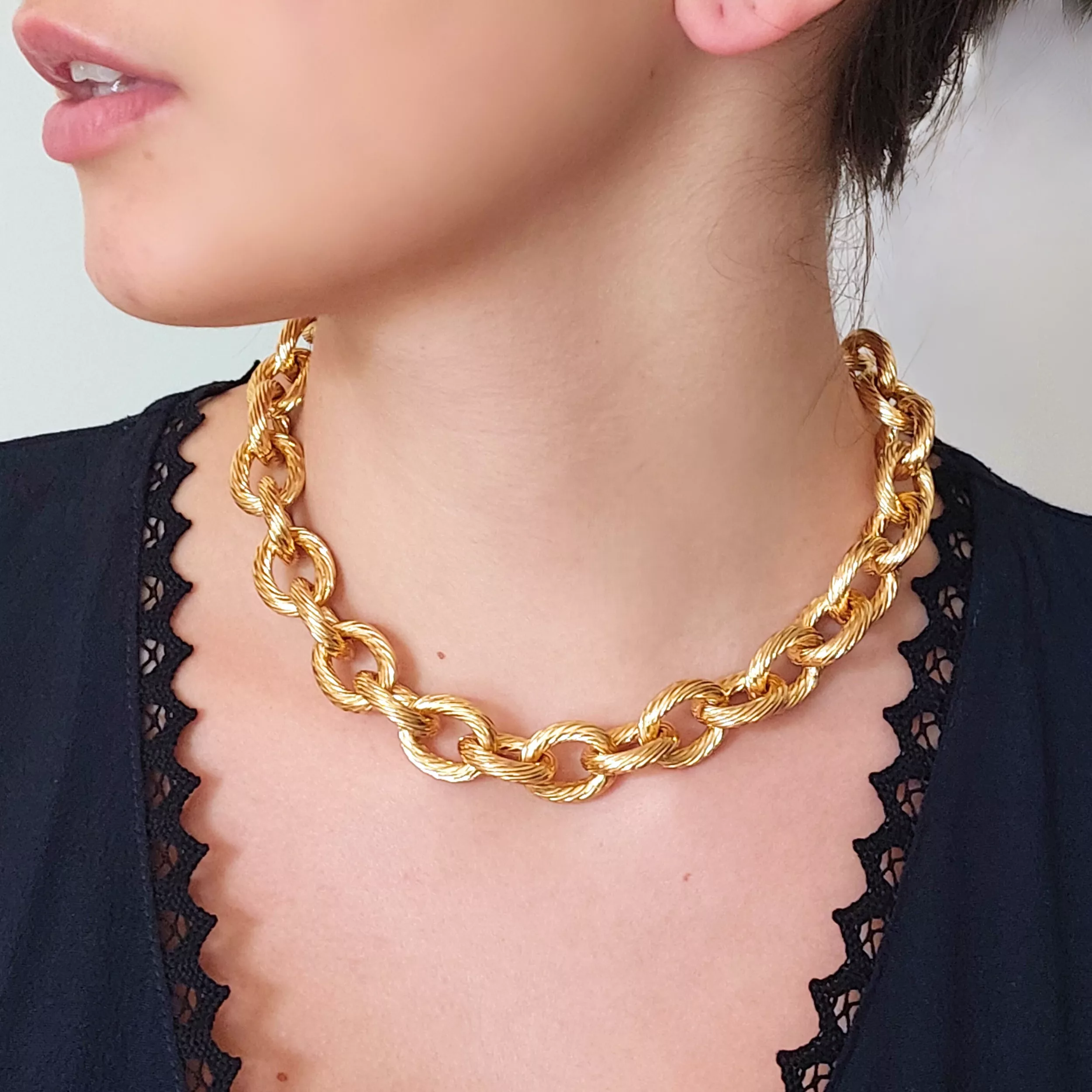 https://media.cdnws.com/_i/236438/2151/2719/52/collier-gros-maillon-acier-inoxydable-dore-l-insolente-bijoux.png?utm_source=chatgpt.com