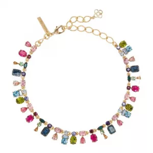 Collier doré composé de pierres précieuses de formes et de couleurs variées, dont des pierres roses, bleues, vertes et violettes, réparties uniformément autour de la chaîne.