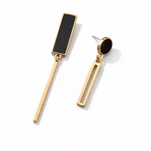 Boucles d'oreilles dépareillées en or avec émail noir ; l'une présente un long pendentif rectangulaire, l'autre un court clou ovale avec une goutte rectangulaire ouverte.