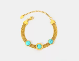 Bracelet en maille d'or avec trois pierres rondes de turquoise et un fermoir en chaîne réglable, présenté sur un fond blanc.