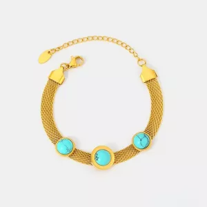 Bracelet en maille d'or avec trois pierres rondes de turquoise et un fermoir en chaîne réglable, présenté sur un fond blanc.